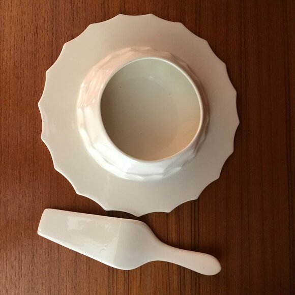 Ceramic Cake Stand and Cutter Studio Pottery - Picture 4 of 5